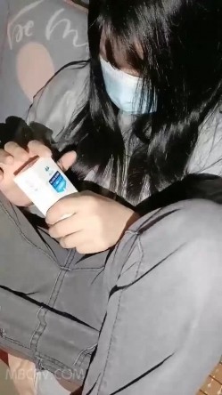 乡村年轻小情侣炎炎夏日深夜啪啪,肥臀坦克女友大屁股又圆又大,后入极品,干完大汗淋漓 截图1