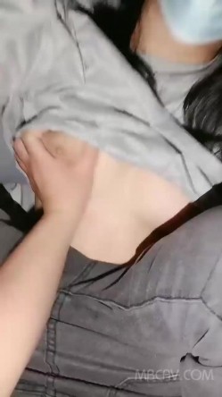 乡村年轻小情侣炎炎夏日深夜啪啪,肥臀坦克女友大屁股又圆又大,后入极品,干完大汗淋漓 截图2