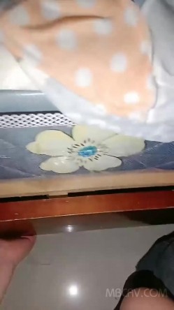 乡村年轻小情侣炎炎夏日深夜啪啪,肥臀坦克女友大屁股又圆又大,后入极品,干完大汗淋漓 截图3