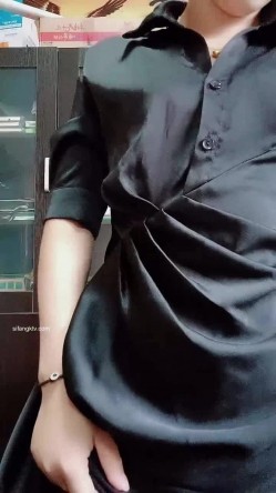 【寂寞财务姐姐】办公室玩跳蛋 厕所同事撒尿声音都听到~ ~ 这班上得真是刺激，黑丝骚逼，人气爆棚 截图13