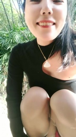 户外大神~【不翘退钱】两骚闺蜜~野外马路~小树林跳蛋全裸~真实刺激，时刻担心路人出没，紧张 截图1