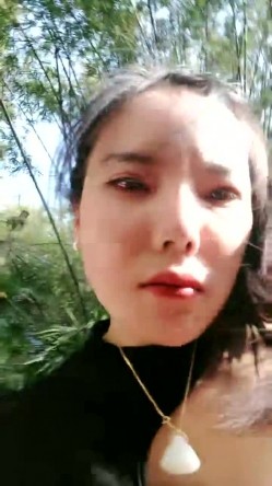 户外大神~【不翘退钱】两骚闺蜜~野外马路~小树林跳蛋全裸~真实刺激，时刻担心路人出没，紧张 截图2