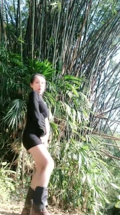 户外大神~【不翘退钱】两骚闺蜜~野外马路~小树林跳蛋全裸~真实刺激，时刻担心路人出没，紧张 截图8
