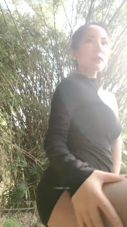 户外大神~【不翘退钱】两骚闺蜜~野外马路~小树林跳蛋全裸~真实刺激，时刻担心路人出没，紧张 截图12