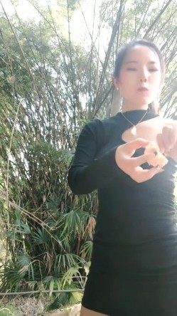 户外大神~【不翘退钱】两骚闺蜜~野外马路~小树林跳蛋全裸~真实刺激，时刻担心路人出没，紧张 截图16