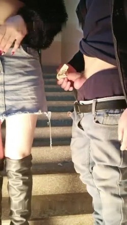 牛仔短裤少妇和炮友楼道激情啪啪 撩起短裤抬腿侧入大力猛操非常诱人 截图15