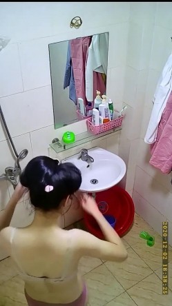 《贵在真实 极品偸拍》猥琐大神串门偸偸在舅舅家卫生间暗装针孔记录舅妈和表妹洗澡~舅妈阴毛浓密表妹奶子硕大 截图5