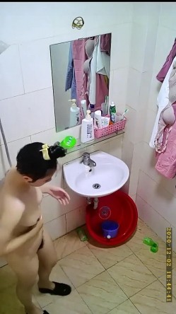 《贵在真实 极品偸拍》猥琐大神串门偸偸在舅舅家卫生间暗装针孔记录舅妈和表妹洗澡~舅妈阴毛浓密表妹奶子硕大 截图10