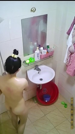 《贵在真实 极品偸拍》猥琐大神串门偸偸在舅舅家卫生间暗装针孔记录舅妈和表妹洗澡~舅妈阴毛浓密表妹奶子硕大 截图11