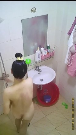 《贵在真实 极品偸拍》猥琐大神串门偸偸在舅舅家卫生间暗装针孔记录舅妈和表妹洗澡~舅妈阴毛浓密表妹奶子硕大 截图12