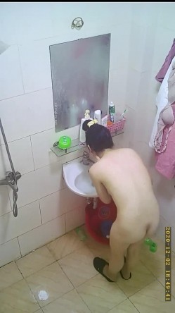 《贵在真实 极品偸拍》猥琐大神串门偸偸在舅舅家卫生间暗装针孔记录舅妈和表妹洗澡~舅妈阴毛浓密表妹奶子硕大 截图14