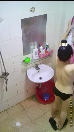 《贵在真实 极品偸拍》猥琐大神串门偸偸在舅舅家卫生间暗装针孔记录舅妈和表妹洗澡~舅妈阴毛浓密表妹奶子硕大 截图16
