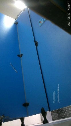 牛逼坑神专搞气质小姐姐某美女如云场所女公厕全景偸拍数位靓妹方便逼脸同框有极品B 截图1