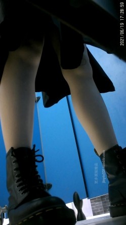牛逼坑神专搞气质小姐姐某美女如云场所女公厕全景偸拍数位靓妹方便逼脸同框有极品B 截图4