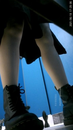 牛逼坑神专搞气质小姐姐某美女如云场所女公厕全景偸拍数位靓妹方便逼脸同框有极品B 截图5