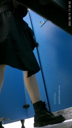 牛逼坑神专搞气质小姐姐某美女如云场所女公厕全景偸拍数位靓妹方便逼脸同框有极品B 截图14