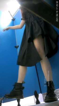 牛逼坑神专搞气质小姐姐某美女如云场所女公厕全景偸拍数位靓妹方便逼脸同框有极品B 截图16