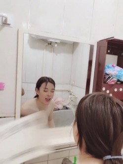 财政处上班的小秘，下了班和男友爱爱，洗完澡直接在浴室来一发，后入，叫声蛮风骚滴！ 截图1