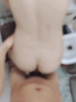 财政处上班的小秘，下了班和男友爱爱，洗完澡直接在浴室来一发，后入，叫声蛮风骚滴！ 截图15