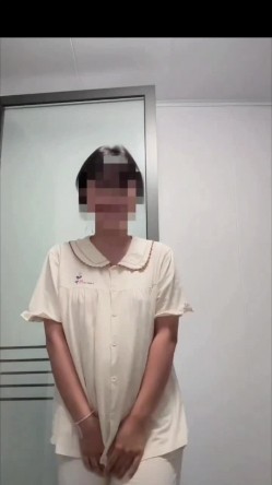 短发母狗的丝袜是真的多，肉丝黑丝白丝红丝紫丝 奶子也挺翘毛毛好多性欲强盛 截图1