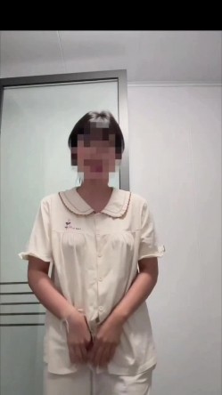 短发母狗的丝袜是真的多，肉丝黑丝白丝红丝紫丝 奶子也挺翘毛毛好多性欲强盛 截图2
