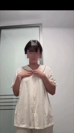 短发母狗的丝袜是真的多，肉丝黑丝白丝红丝紫丝 奶子也挺翘毛毛好多性欲强盛 截图3