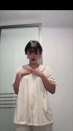 短发母狗的丝袜是真的多，肉丝黑丝白丝红丝紫丝 奶子也挺翘毛毛好多性欲强盛 截图4