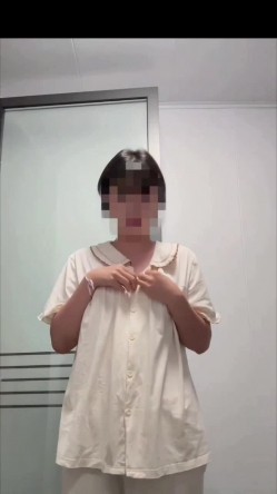 短发母狗的丝袜是真的多，肉丝黑丝白丝红丝紫丝 奶子也挺翘毛毛好多性欲强盛 截图5
