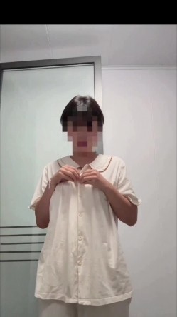 短发母狗的丝袜是真的多，肉丝黑丝白丝红丝紫丝 奶子也挺翘毛毛好多性欲强盛 截图6