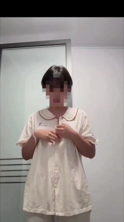 短发母狗的丝袜是真的多，肉丝黑丝白丝红丝紫丝 奶子也挺翘毛毛好多性欲强盛 截图7