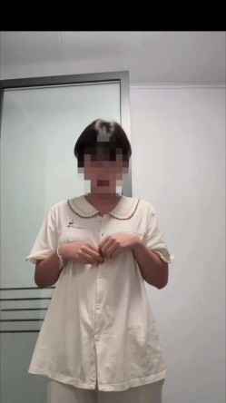 短发母狗的丝袜是真的多，肉丝黑丝白丝红丝紫丝 奶子也挺翘毛毛好多性欲强盛 截图9