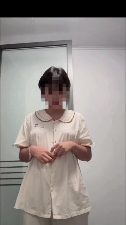 短发母狗的丝袜是真的多，肉丝黑丝白丝红丝紫丝 奶子也挺翘毛毛好多性欲强盛 截图11