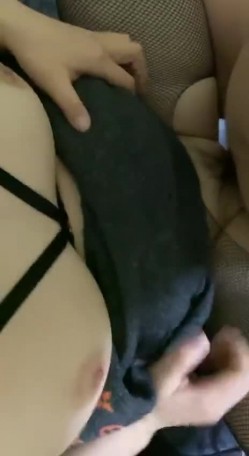 推特极品00后巨乳小母狗kimheezk被调教的非常好 想不想牵一下母狗的肥臀大奶呢？真羡慕她主人 截图14