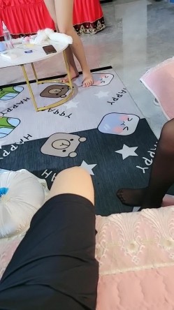 双飞小少妇蹲下卖力口交深喉，黑丝长腿女上位啪啪，拍摄角度好 截图11