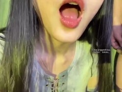 重口警告！瞠目结舌！把堂妹调教成为吃精液和尿液母狗！妹妹的精液食物吃播 截图11