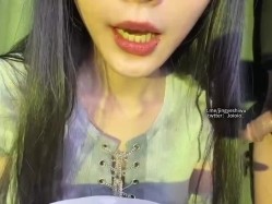 重口警告！瞠目结舌！把堂妹调教成为吃精液和尿液母狗！妹妹的精液食物吃播 截图12