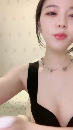 绿播女神下海，超漂亮，【火龙果】，扒穴自慰，极致诱惑，逼逼真美，颜值看了必须给好评，超赞推荐 截图5