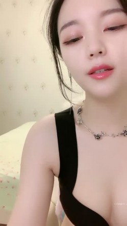 绿播女神下海，超漂亮，【火龙果】，扒穴自慰，极致诱惑，逼逼真美，颜值看了必须给好评，超赞推荐 截图9