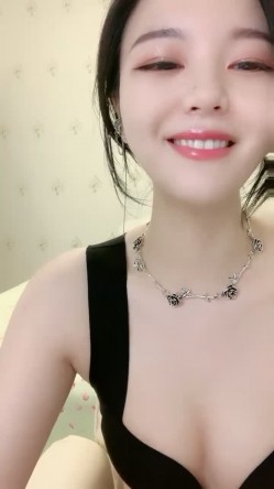 绿播女神下海，超漂亮，【火龙果】，扒穴自慰，极致诱惑，逼逼真美，颜值看了必须给好评，超赞推荐 截图12