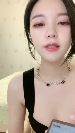 绿播女神下海，超漂亮，【火龙果】，扒穴自慰，极致诱惑，逼逼真美，颜值看了必须给好评，超赞推荐 截图13