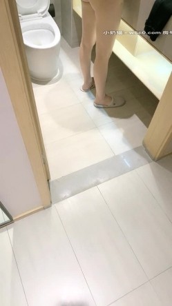 【Avove】系列合集，野战爱好者，带着炮友各地留精，最爱无毛肥逼包臀裙肉丝 截图16
