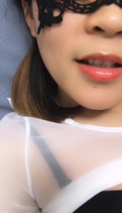 扎两个辫子苗条面罩妹子 看着年龄不大连体网袜床上道具抽插自慰秀 截图1