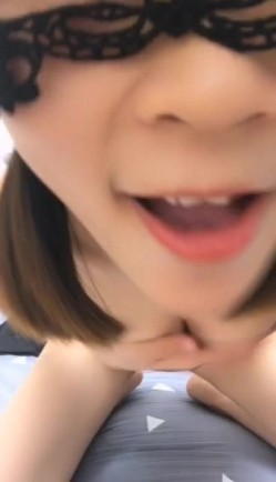 扎两个辫子苗条面罩妹子 看着年龄不大连体网袜床上道具抽插自慰秀 截图3