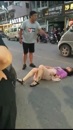 各种捉奸打小三现场精选精修10部合集，各种场面精彩刺激看点多多 老婆偷情人的事被老公发现，大街上狠狠揣性感的大屁股 截图1