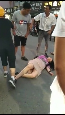 各种捉奸打小三现场精选精修10部合集，各种场面精彩刺激看点多多 老婆偷情人的事被老公发现，大街上狠狠揣性感的大屁股 截图4