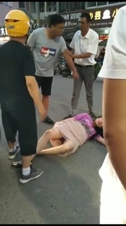 各种捉奸打小三现场精选精修10部合集，各种场面精彩刺激看点多多 老婆偷情人的事被老公发现，大街上狠狠揣性感的大屁股 截图5