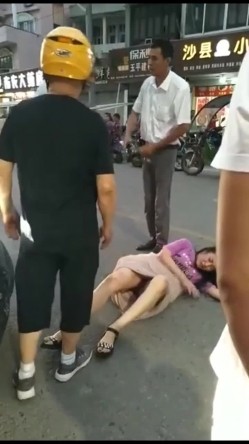 各种捉奸打小三现场精选精修10部合集，各种场面精彩刺激看点多多 老婆偷情人的事被老公发现，大街上狠狠揣性感的大屁股 截图6