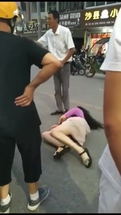 各种捉奸打小三现场精选精修10部合集，各种场面精彩刺激看点多多 老婆偷情人的事被老公发现，大街上狠狠揣性感的大屁股 截图7
