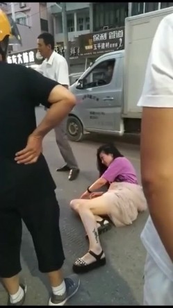 各种捉奸打小三现场精选精修10部合集，各种场面精彩刺激看点多多 老婆偷情人的事被老公发现，大街上狠狠揣性感的大屁股 截图8