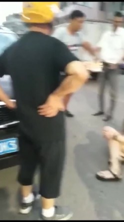 各种捉奸打小三现场精选精修10部合集，各种场面精彩刺激看点多多 老婆偷情人的事被老公发现，大街上狠狠揣性感的大屁股 截图9